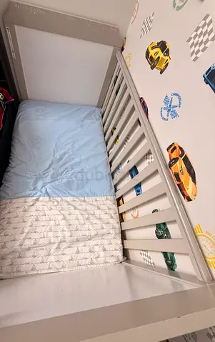 White wooden baby crib / toddler cot in good used condition