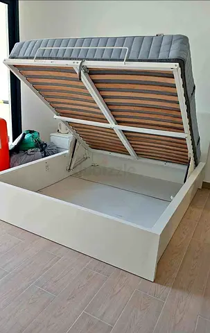 Ikea hydraulic bed with mattress queen size