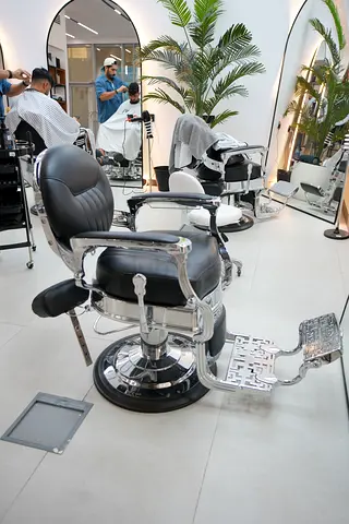 Vintage-style Black Hydraulic Barber Chair - Excellent Condition
