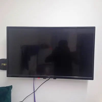 32 inch LED TV with mounting bracket