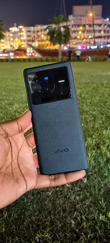 Vivo x80 5G 256gb/12 global good condition little scratch back phone only