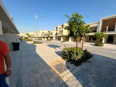 صف واحد | نمط حياة فاخر | مجمع سكني يضم بحيرة | موقع متميز