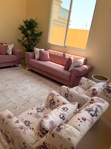 🔹 كنب Home R Us يتحول إلى سرير، بحالة جيدة ونظيف.
🔹 طاولة طعام مع 4 كر