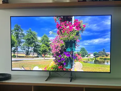 70 LED Smart TV in Excellent Condition - Slim Bezel
