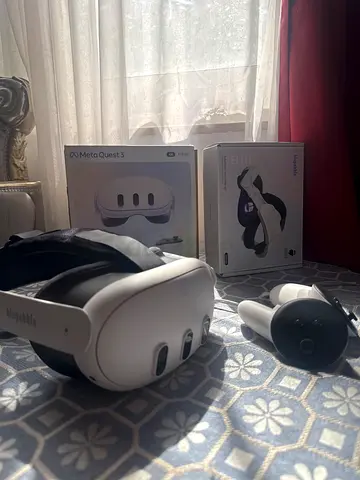 Meta (Oculus) Quest 3 VR Headset with Controllers - Good Condition