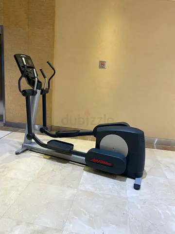 Life fitness cross trainer