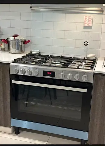 Bosch gas cooker 5 burner neat and clean perfect working