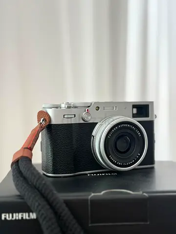 FUJIFILM X100V CAMERA IN MINT CONDITION