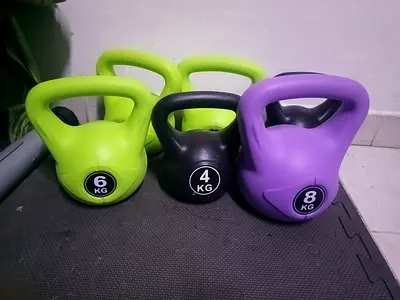 Set of 3 Vinyl Kettlebells - 4kg,8kg (Good Condition) 4 kg 30 dh 8 kg 50 dh