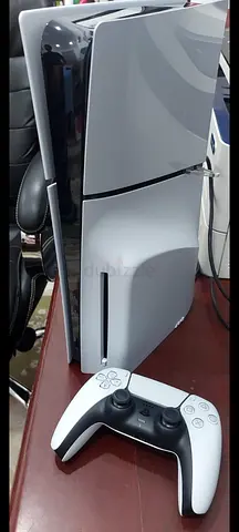 (price is negotiable) A PS5 with a controller (Slim - Disk) and FC 24 CD