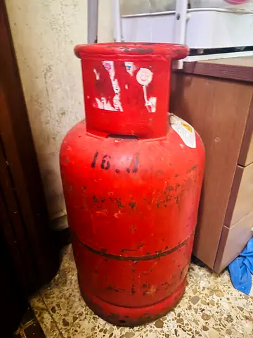 Used Red LPG Gas Cylinder - 16 kg