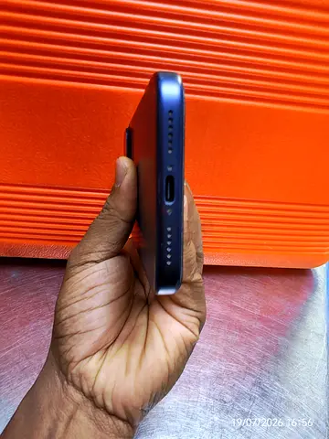 17 promax 256 battery health 100% with box Dubai sports city little scratch only asking price 3800 v