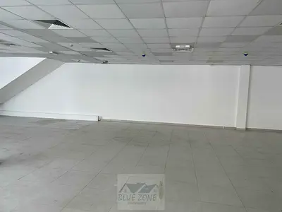 مساحة مكتبية في الطابق الأرضي مطلة على الطريق للإيجار - يمكن استخدامها كمعرض - لا تفوتها.