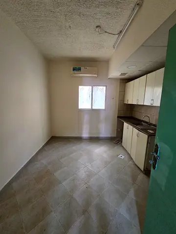 استوديو للإيجار في منطقة المجرة مع مطبخ منفصل السعر السنوي 18,000 استوديو مميز بمساحة كبيرة وتصميم عملي يوفر الراحة والخصوصية مع مطبخ منفصل. المميز