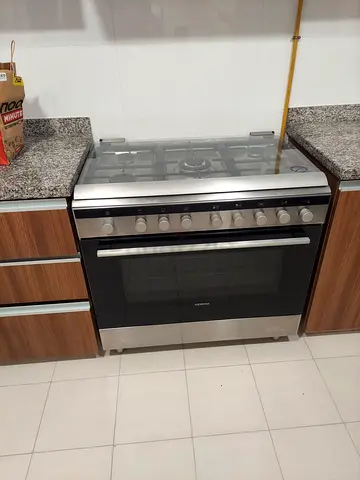 Siemens 90cm full gas Cooker Excellent condition slightly used More Details come to IB or Watsaap
