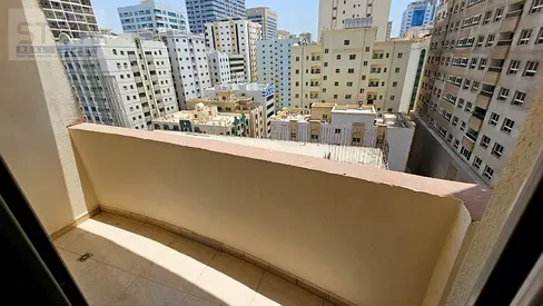 شقة غرفة وصالة للإيجار السنوي | بلكونة | موقف داخل البناية | القاسمية المحطة – الشارقة