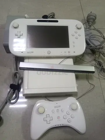 Nintinindo Wii U white edition with 2;cont + loaded 25 games