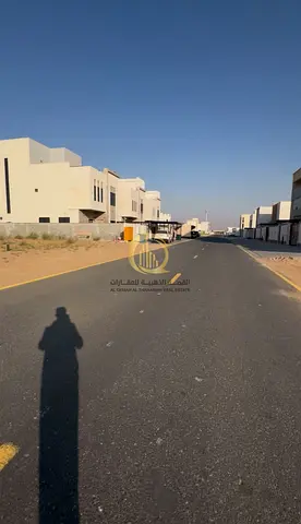 للبيع ارض في بساتين الزبير ضاحيه الرحمانيه مساحه 5700 قدم مربع موقع مميز جدا زاويه على شارعين 18 متر و24 متر