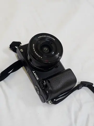 Sony mirrorless camera with 16-50mm power zoom kit lens (well kept)