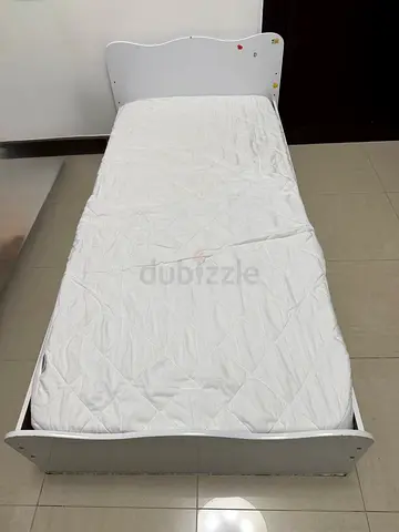 White Wooden Toddler Bed with Mattress - Good Condition size 70*140