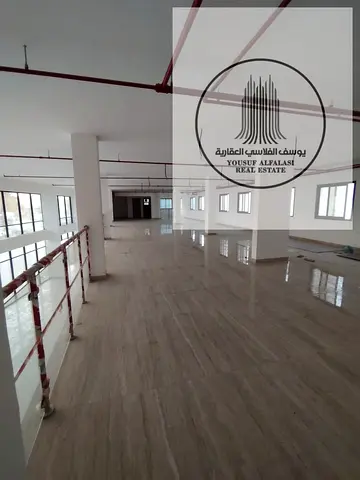 شوروم 8300 قدم مع ميزانين | الجرف الصناعية 2