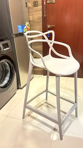 Modern white plastic bar stool with armrests - good condition