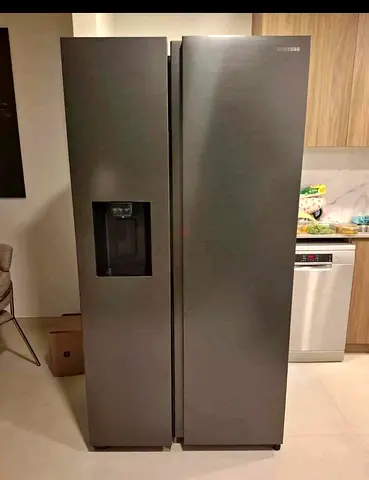Samsung refrigerator side by side with water dispancer and ice maker system