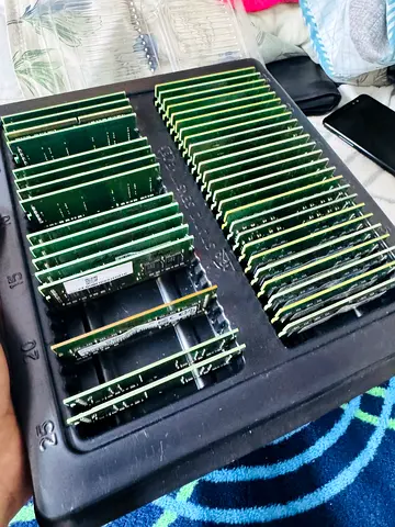 Lot of DDR3/DDR4 Server RAM sticks — bulk memory modules