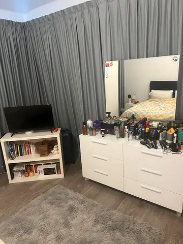 White 6-Drawer Dresser with Mirror