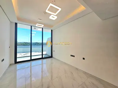 Elegant Studio | Fitted Kitchen | Unfurnished