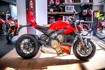 PRE-OWNED DUCATI 2025 STREETFIGHTER V4