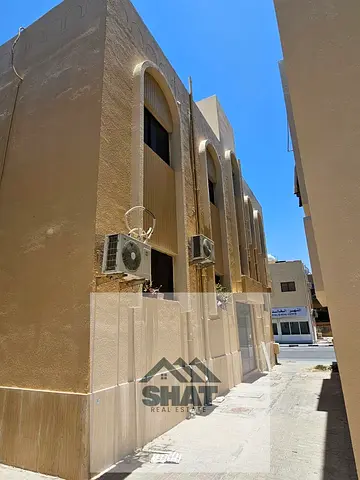 للبيع بناية زاوية موقع مميز - في امارة الشارقة منطقة اليرموك – الشارقة على شارع قار زاوية