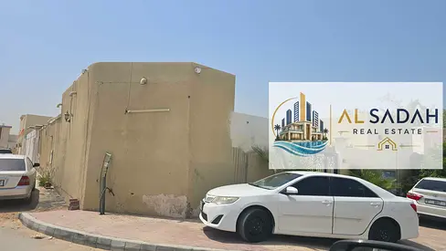 or sale: Corner house in Umm Khanoor with 4 rooms (two master bedrooms, the rest shared), 4 bathrooms, living room, majlis, yard, and kitchen. Located on two paved streets. Area: 2500 sq ft. Asking pr