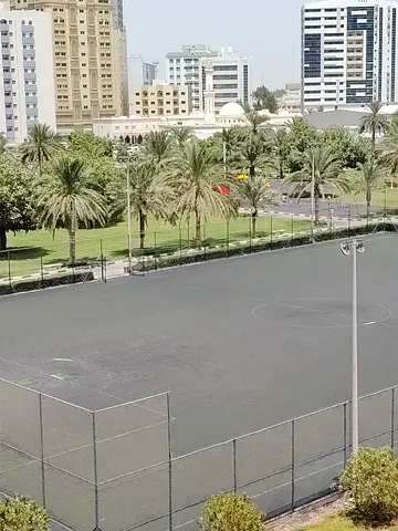 للإيجار السنوي بالشارقة في منطقة القاسمية المحطة شقة غرفتين وصالة بمساحات واسعة جدًا مقابل داي تو داي وأمام حديقة المحطة مباشرة، تضم حمامين ومطبخًا وا