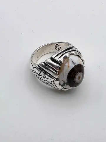 Silver Ring with Brown/White Dawoodi Aqeeq Agate Center - عقيق داوودي