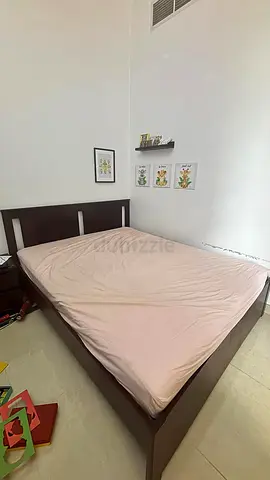 Queen wooden doublebed frame - good condition