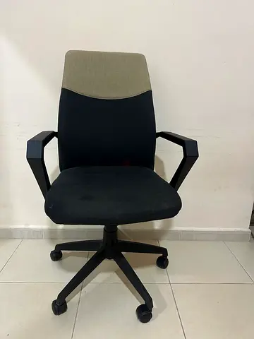 Used ergonomic office swivel chair with armrests - black/grey