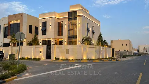 للبيع، فيلا زاويه بالقرب من المسجد. من أفخم الفلل في عجمان. طابقين وروف بناء وتشطيب سوبر ديلوكس، مساحة بناء واسعة جدًا وغرف، تملك حر.ش