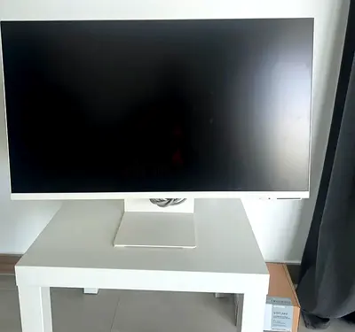 Samsung M8  32-inch 4K UHD smart monitor featuring a flat VA panel, built-in smart TV apps, and a bu