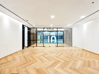 EXCLUSIVE|Vacant|Upgraded | Corner Office | 5 Parking