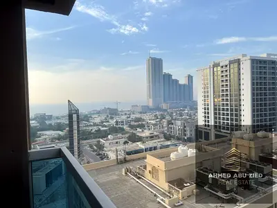 شقة مميزة غرفتين و صالة للايجار السنوي في الراشدية 3 - عجمان, غرفة غسيل, خزائن بالحائط, بلكونة, اطلالة مفتوحة بالكامل, موقع مميز قريب من كل الخدمات.