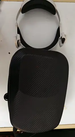 Oculus/Meta Quest 2 VR headset with hard case - used