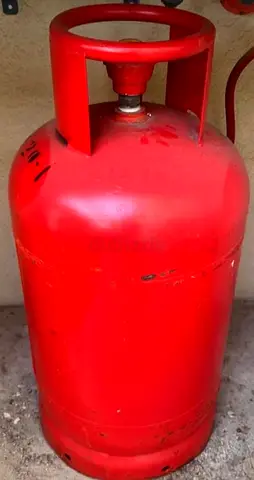 Emirates GAS - used LPG Gas Cylinder- almost FULL - with regulator and pipe/hose