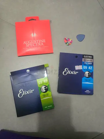 Strings bundle, with 2 guitar picks and guitar stand