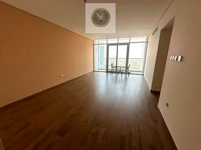 ثلاث غرف وصالة مع 3 غرف ماستر وبلكونتين و4 حمامات وخزائن بالحائط وجيم ومسبح و2 باركينغ