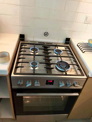 Stainless Steel 4-Burner Gas Cooker with Built-in Oven - Good Condition
