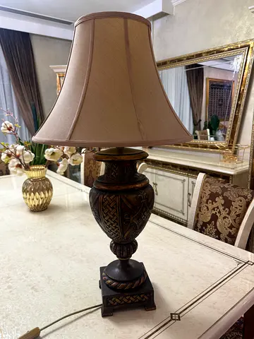 Antique-style decorative table lamp