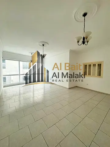 شقة فاخرة للإيجار في المجاز 2-تشطيب راقٍ وإطلالة مميزة وموقع استراتيجي عل مخرج دبي  شقة واسعة بمواصفات عصرية وخدمات متكاملة أنيقة بمساحات واسعة