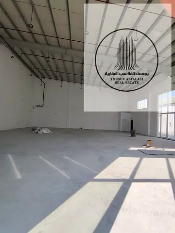 شوروم 4400 قدم على الشارع الرئيسي | الجرف الصناعية 3