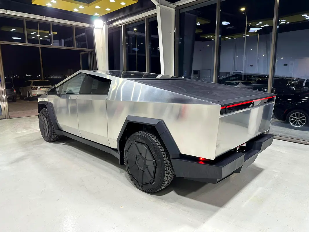 Tesla Cybertruck 2026